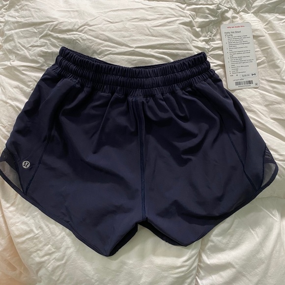 Lululemon Hotty Hot Shorts size 4 Tall - Picture 2 of 3
